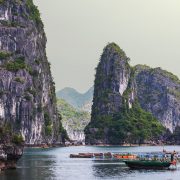Viaja con Bhárad a la Bahía de Halon con un viaje a medida
