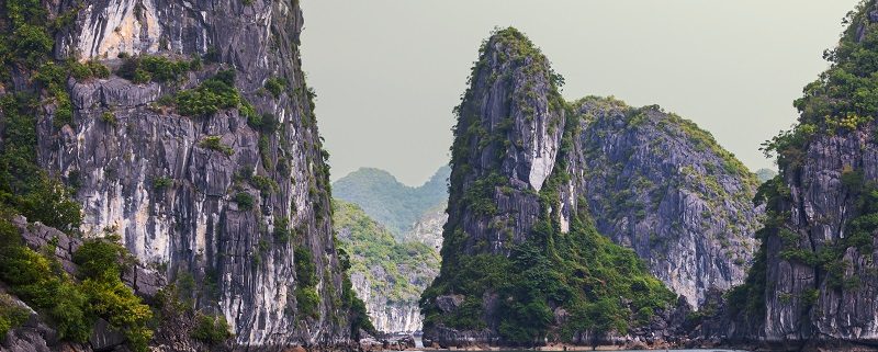 Viaja con Bhárad a la Bahía de Halon con un viaje a medida