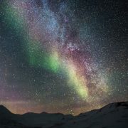 Destino de nieve de Bhárad: aurora boreal