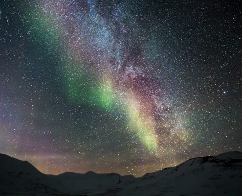 Destino de nieve de Bhárad: aurora boreal