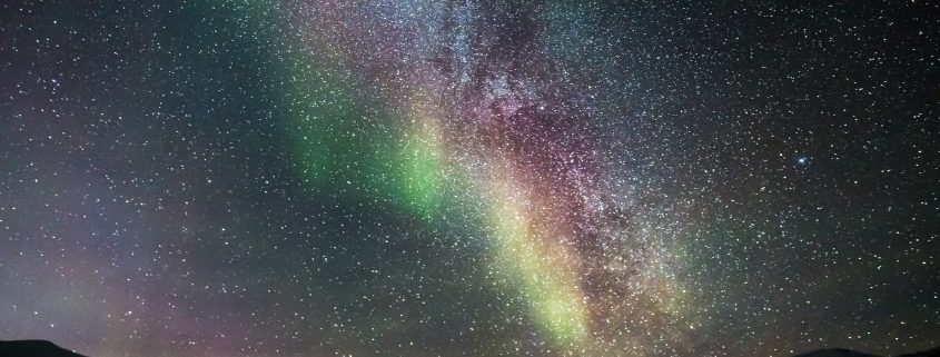 Destino de nieve de Bhárad: aurora boreal